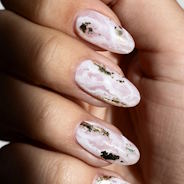 Detalhes em folha de ouro na manicure
